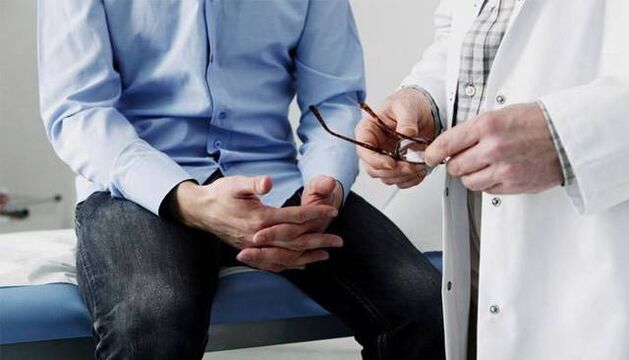 O médico dá recomendacións ao paciente con prostatite