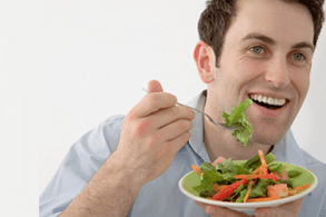 Comer ensalada de verduras mentres se trata a prostatite